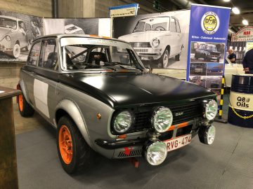 Oldtimer tentoongesteld op het Antwerp Classic Salon 2020, met extra rallylichten en oranje velgen.