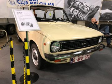 Vintage DAF 66-auto tentoongesteld op het Antwerp Classic Salon 2020 met een toeschouwer op de achtergrond.