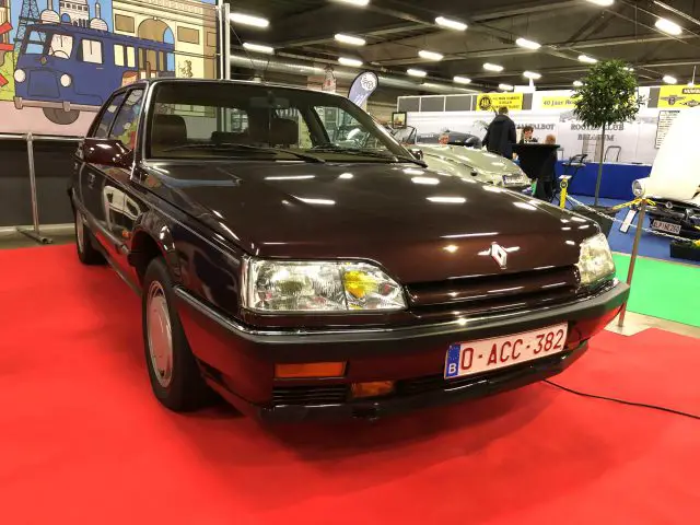 Een vintage kastanjebruine sedan te zien op de autotentoonstelling Antwerp Classic Salon 2020.