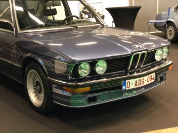 Blauwe Alpina BMW-auto tentoongesteld op de indoortentoonstelling Antwerp Classic Salon 2020.