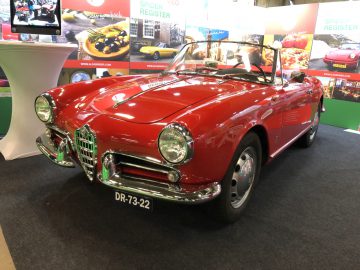 Klassieke rode Alfa Romeo cabriolet tentoongesteld op de autoshow Antwerp Classic Salon 2020.
