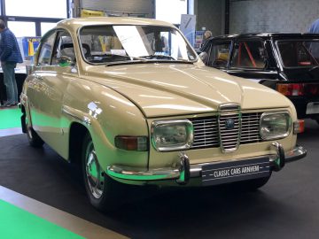 Een vintage lichtgroene Saab-auto tentoongesteld op het Antwerp Classic Salon 2020.