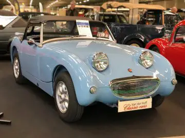Lichtblauwe vintage cabriolet tentoongesteld op het Antwerp Classic Salon 2020-evenement.