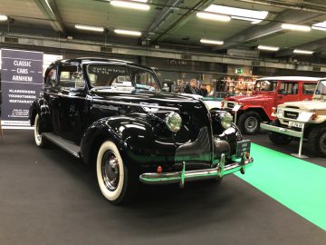 Vintage zwarte sedan te zien op het Antwerp Classic Salon 2020.