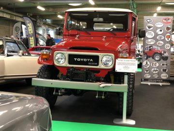 Vintage rode Toyota Land Cruiser tentoongesteld op de autoshow Antwerp Classic Salon 2020.