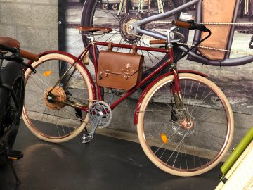 Rode fiets in vintagestijl met bruinleren zadeltas tentoongesteld op Antwerp Classic Salon 2020.