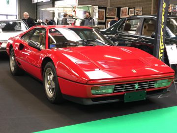 Een rode Ferrari 328 tentoongesteld op de indoor autotentoonstelling Antwerp Classic Salon 2020.