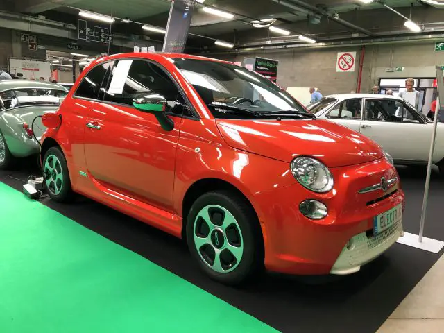 Felrode compacte auto tentoongesteld op de indoortentoonstelling Antwerp Classic Salon 2020.