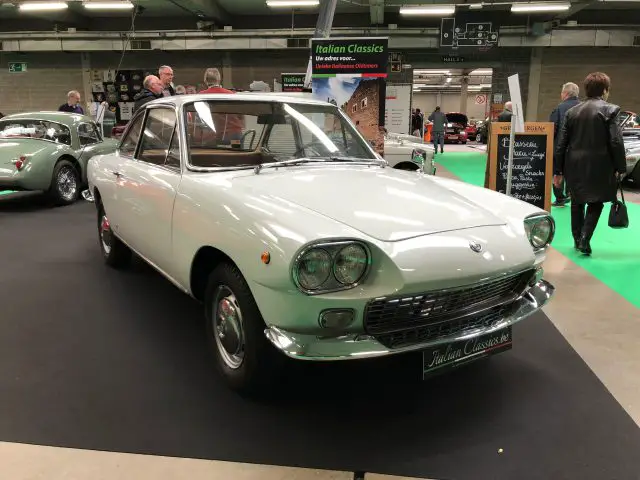 Vintage groene Italiaanse sportwagen tentoongesteld op het Antwerp Classic Salon 2020.