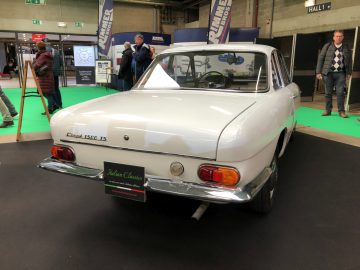 Witte vintage Ford Corsair 1500 tentoongesteld op het Antwerp Classic Salon 2020-evenement.