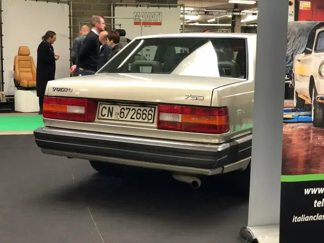 Klassieke Volvo 760 sedan tentoongesteld op het Antwerp Classic Salon 2020 met mensen op de achtergrond.
