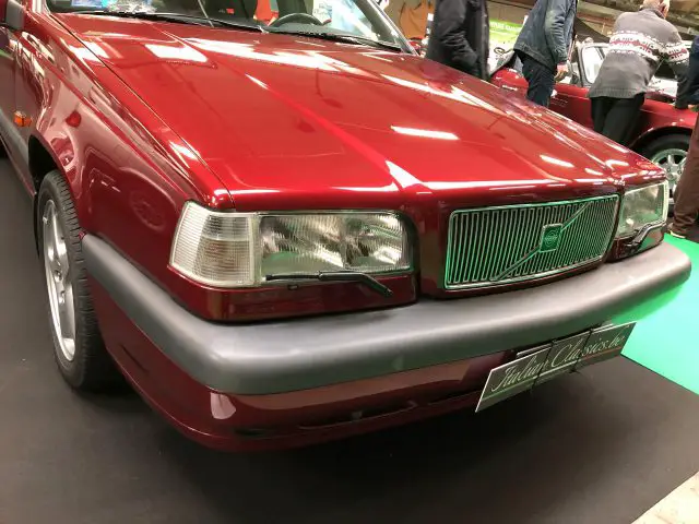 Een close-up van een rode vintage Volvo-auto met de grille en koplampen op het Antwerp Classic Salon 2020.