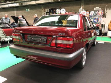 Achteraanzicht van een rode Volvo 850 T5 op de autoshow Antwerp Classic Salon 2020.