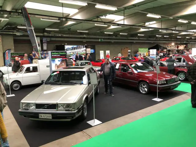 Klassieke auto's te zien op het Antwerp Classic Salon 2020, een binnententoonstelling waarbij bezoekers de voertuigen bekijken.