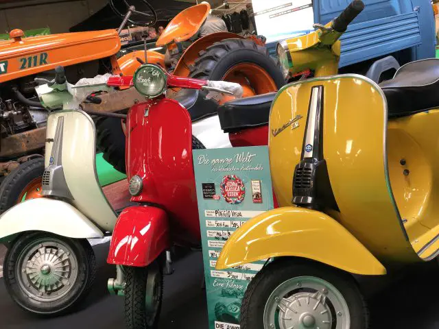 Een collectie kleurrijke vintage scooters te zien op het Antwerp Classic Salon 2020.