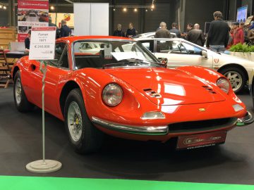 Rode vintage Ferrari tentoongesteld op de autoshow Antwerp Classic Salon 2020.
