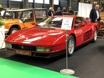 Rode Ferrari Testarossa uit 1991 tentoongesteld op het Antwerp Classic Salon 2020 met een prijskaartje van € 96.950.
