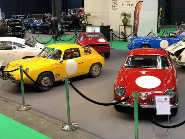 Klassieke sportwagens te zien op de indoor autotentoonstelling Antwerp Classic Salon 2020.
