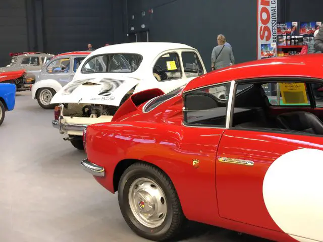 Klassieke sportwagens te zien op het indoor tentoonstellingsevenement Antwerp Classic Salon 2020.