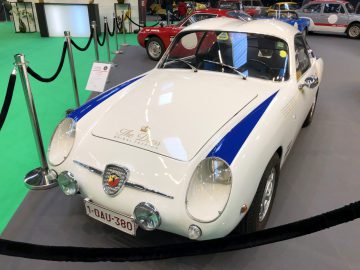 Vintage witte en blauwe sportwagen tentoongesteld op het Antwerp Classic Salon 2020.