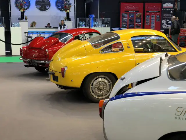 Klassieke sportwagens te zien op het indoor tentoonstellingsevenement Antwerp Classic Salon 2020.