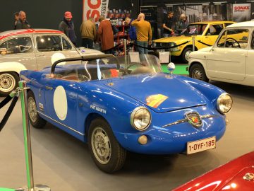 Blauwe vintage Fiat Abarth-sportwagen te zien op het Antwerp Classic Salon 2020.