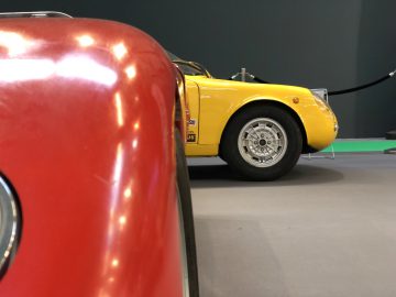 Rode en gele vintage sportwagens te zien op de tentoonstelling Antwerp Classic Salon 2020.