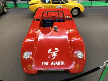 Rode Fiat Abarth-raceauto te zien op het Antwerp Classic Salon 2020.