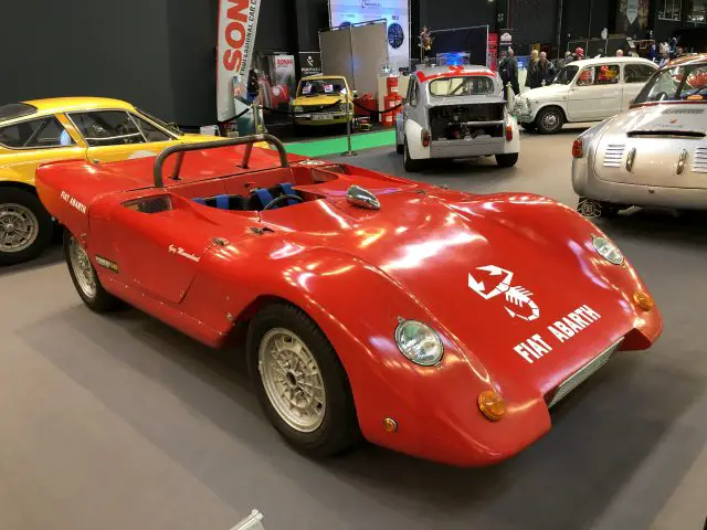 Een klassieke rode Fiat Abarth-raceauto te zien op de indoor autoshow Antwerp Classic Salon 2020.