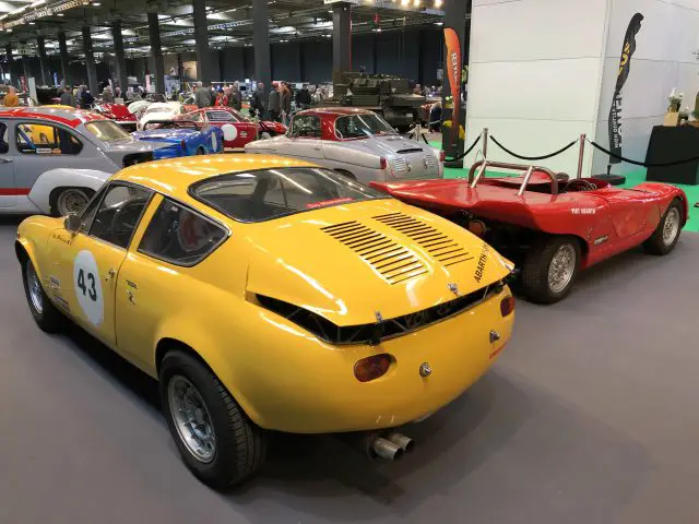 Klassieke sportwagens te zien op de indoor autoshow Antwerp Classic Salon 2020.