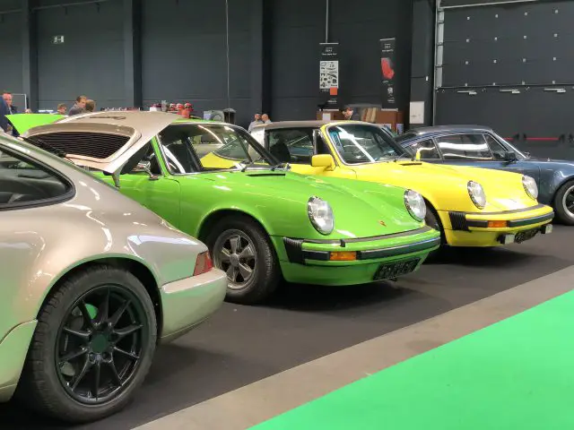 Een verzameling klassieke Porsche-auto's te zien op het Antwerp Classic Salon 2020.
