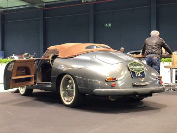 Klassieke auto met open deur te zien op het evenement Antwerp Classic Salon 2020.