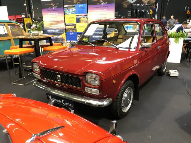 Een rode vintage auto te zien op de indoortentoonstelling Antwerp Classic Salon 2020.
