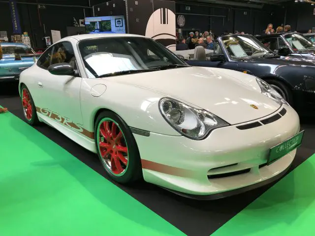 Een witte Porsche 911 GT3 RS met rode wielen te zien op het Antwerp Classic Salon 2020.