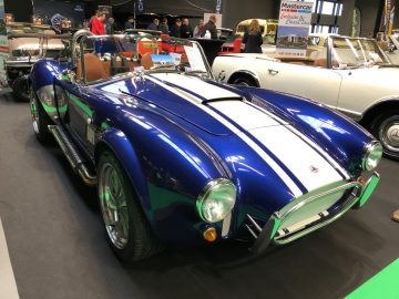 Blauwe sportwagen met witte racestrepen te zien op de autoshow Antwerp Classic Salon 2020.