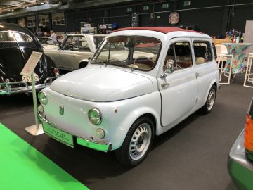 Vintage witte compacte auto tentoongesteld op het Antwerp Classic Salon 2020.