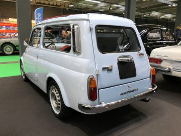 Achteraanzicht van een vintage witte stationwagen te zien op het autosalon van Antwerp Classic Salon 2020.