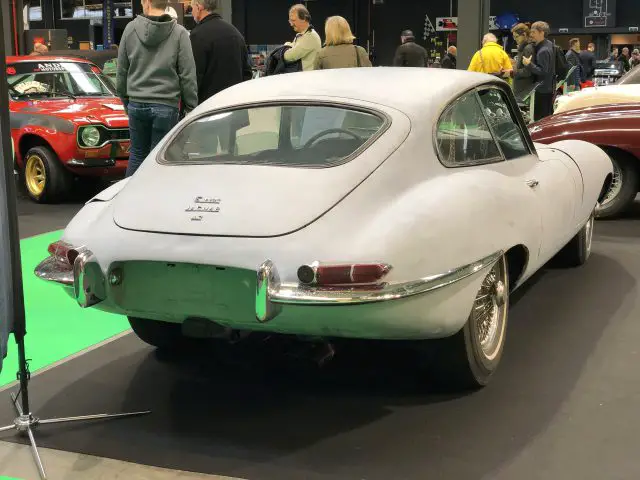 Achteraanzicht van een klassieke Jaguar E-Type tentoongesteld op het Antwerp Classic Salon 2020.