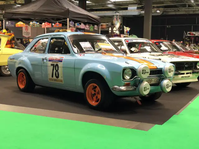 Vintage blauwe en oranje racewagen te zien op de indoortentoonstelling Antwerp Classic Salon 2020.