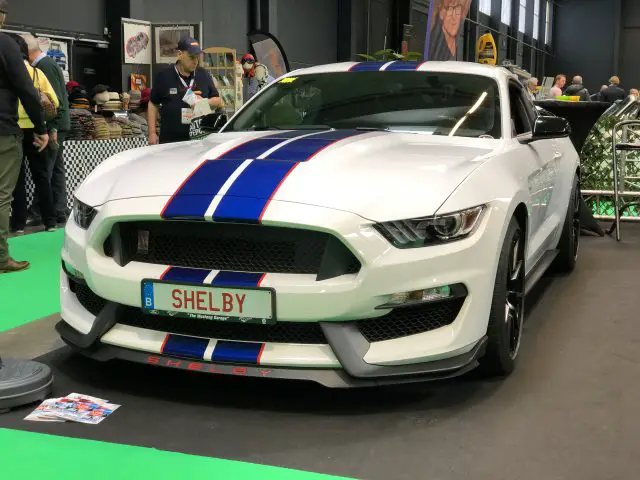 Witte Shelby Mustang tentoongesteld op de indoor autoshow Antwerp Classic Salon 2020.