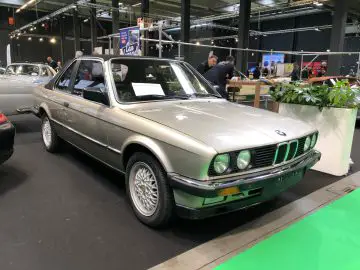 Vintage BMW-auto te zien op de indoortentoonstelling Antwerp Classic Salon 2020.