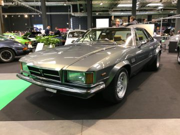 Vintage luxeauto te zien op de indoor autotentoonstelling Antwerp Classic Salon 2020.