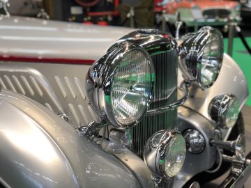 Close-up van de chromen grille en koplampen van een klassieke auto op het Antwerp Classic Salon 2020.