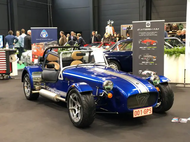 Een blauwe Caterham-sportwagen te zien op het indoor autoshow-evenement Antwerp Classic Salon 2020.