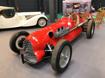 Vintage rode racewagen te zien op de tentoonstelling Antwerp Classic Salon 2020.