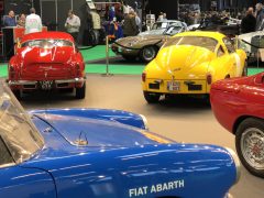 Klassieke auto's te zien op de indoor autoshow Antwerp Classic Salon 2020.