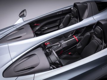 Close-up van het luxueuze interieur van de Aston Martin V12 Speedster, met de nadruk op het strakke ontwerp en de hoogwaardige materialen.