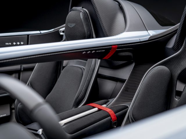 Binnenaanzicht van een Aston Martin V12 Speedster, waarbij de gedetailleerde stiksels en koolstofvezelelementen van de kuipstoelen centraal staan.