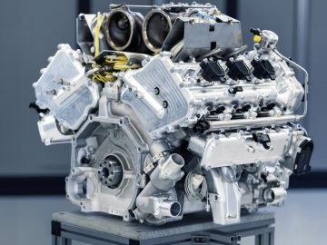 Aston Martin Valhalla-motor weergegeven op standaard.