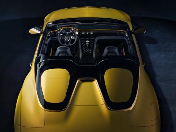 Bovenaanzicht van het gele sportwageninterieur en dashboard van een Bentley Mulliner Bacalar.